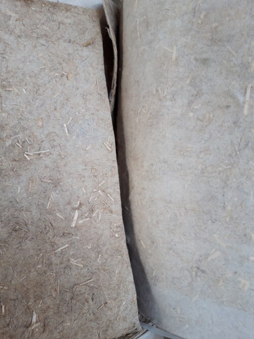 côté chanvre et côté PLA à mettre au contact du sol