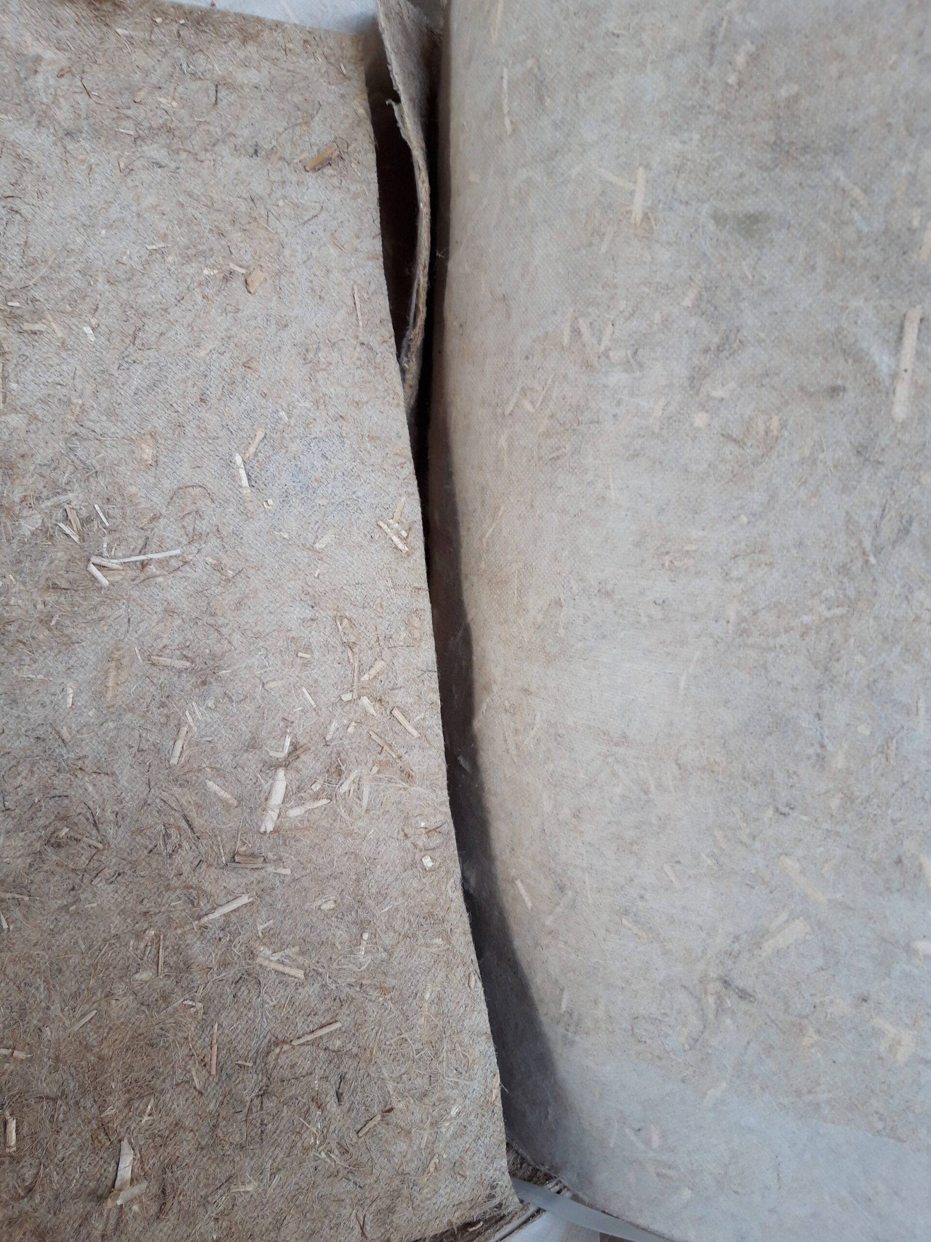 côté chanvre et côté PLA à mettre au contact du sol